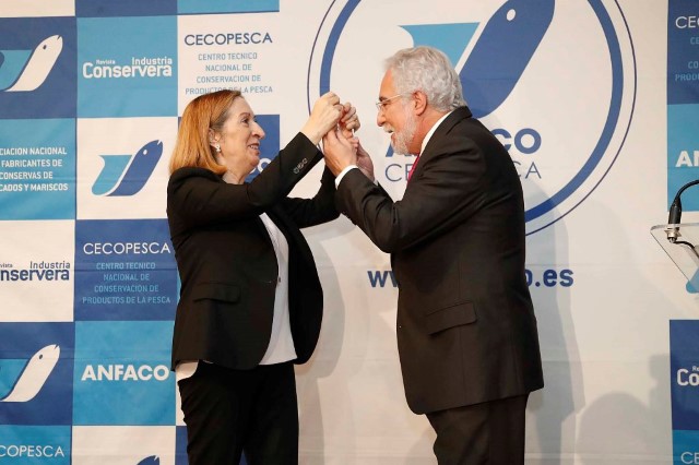 O Parlamento de Galicia recibe a Medalla de Ouro de ANFACO-CECOPESCA polo seu apoio á industria conserveira de peixes  e mariscos