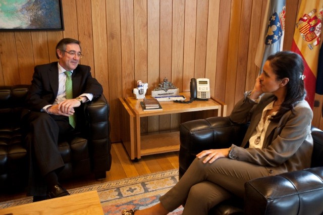 Recepcion de la Presidenta del Parlamento de Galicia, Pilar Rojo al alcalde de Santiago, Angel Curras.