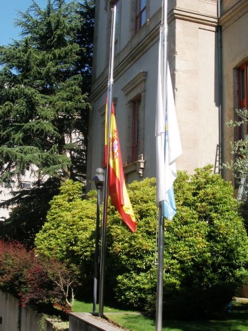 Bandeiras a media asta no exterior do Parlamento de Galicia