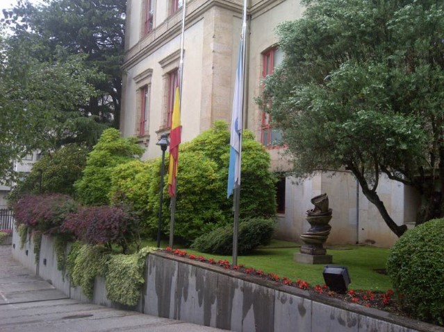 Bandeiras a media hasta no Parlamento de Galicia