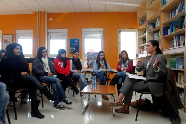 Pilar Rojo anima aos mozos a coñecer as institucións democráticas e a interesarse pola política