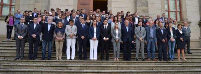 Concentración silenciosa no exterior do Parlamento de Galicia  en memoria das vítimas do accidente ferroviario rexistrado en Santiago de Compostela