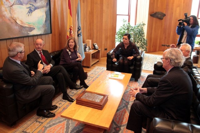 A presidenta do Parlamento recibe aos integrantes do Consello Consultivo de Galicia no marco da política de portas aberta da Camara