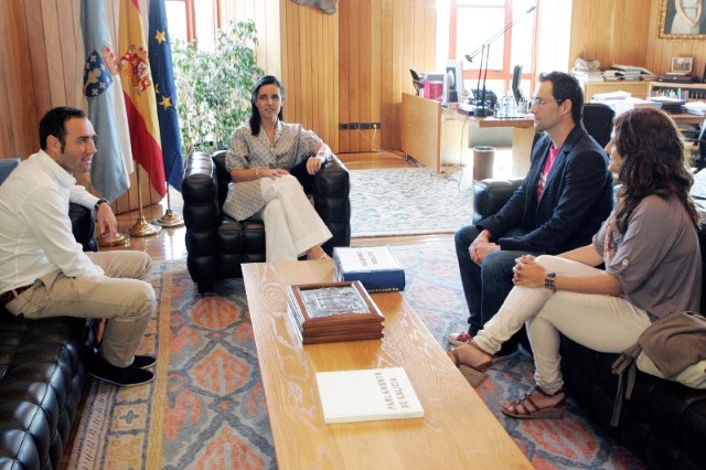 A presidenta do Parlamento reuniuse con membros da asociación Custodia Compartida