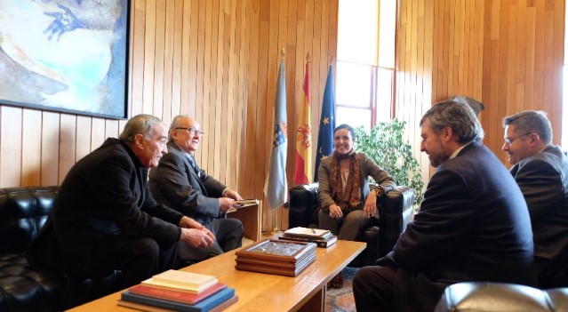 O Padroado do Museo do Pobo Galego entrega á presidenta do Parlamento o libro "Galicia: un pobo con futuro?"