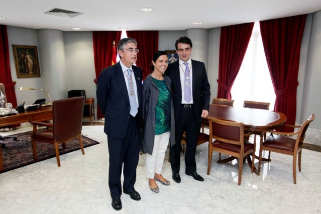 Pilar Rojo, xunto con Diego Calvo, novo presidente da Deputación Provincial da Coruña, e o presidente saínte, Fernández Moreda