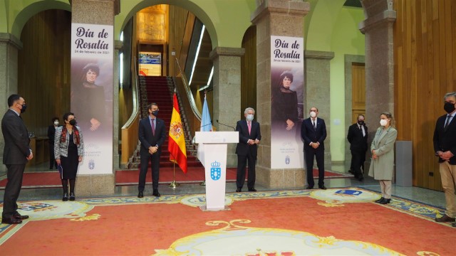 O Parlamento de Galicia súmase á celebración do Día de Rosalía coa plantación dunha figueira procedente da casa museo da poetisa