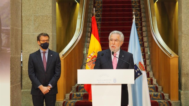 O Parlamento de Galicia súmase á celebración do Día de Rosalía coa plantación dunha figueira procedente da casa museo da poetisa