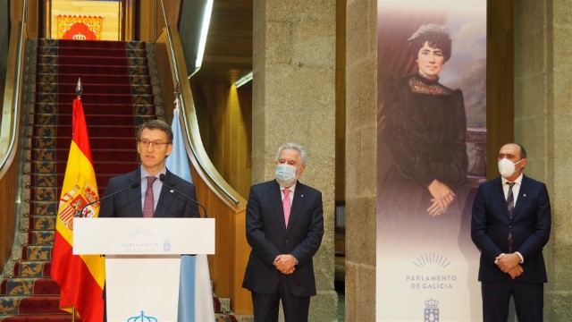 O Parlamento de Galicia súmase á celebración do Día de Rosalía coa plantación dunha figueira procedente da casa museo da poetisa