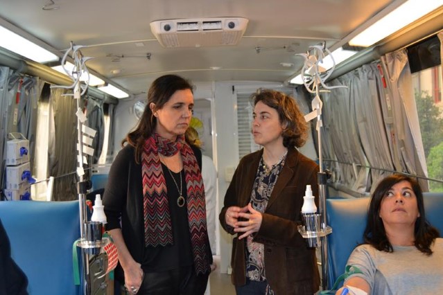 Pilar Rojo, coa directora do Centro de Transfusión de Galicia, María Inmaculada Rodríguez, na unidade móbil que se desprazou ao Parlamento