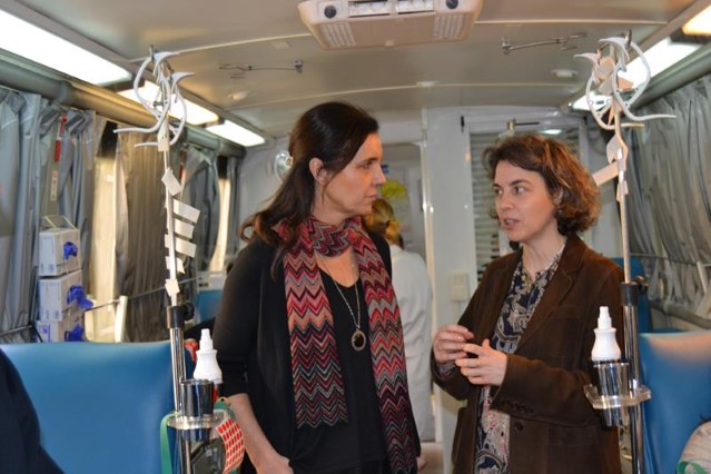 Pilar Rojo, coa directora do Centro de Transfusión de Galicia, María Inmaculada Rodríguez, na unidade móbil que se desprazou ao Parlamento