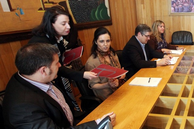 Unha delegación da Rede Galega contra a Pobreza entrégalle ao Parlamento un documento con propostas de inclusión social