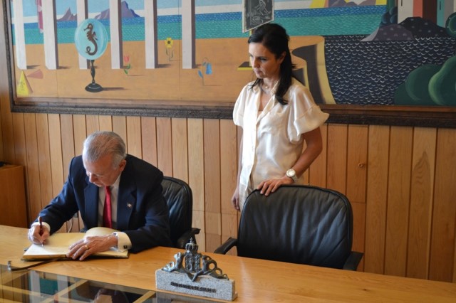 Unha delegacion da República Dominicana visita o Parlamento de Galicia