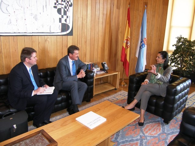 O embaixador de Ucraína entrevístase coa presidenta do Parlamento, á que lle explica a situación das relacións entre España e ese país