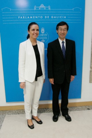 A presidenta do Parlamento de Galicia, Pilar Rojo Noguera, recibe no seu despacho da Cámara galega ao embaixador de Xapón en España, Satoru Satoh