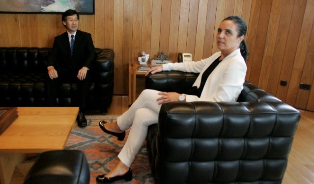 A presidenta do Parlamento de Galicia, Pilar Rojo Noguera, recibe no seu despacho da Cámara galega ao embaixador de Xapón en España, Satoru Satoh