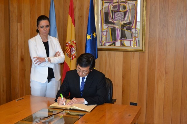 O embaixador de Xapón en España, Satoru Satoh, firma no libro de Ouro do Parlamento