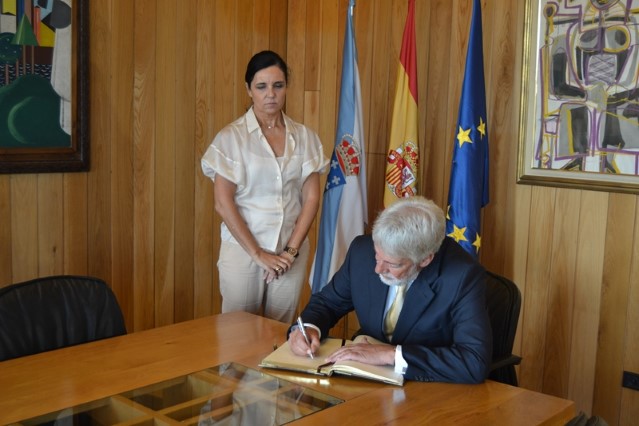 Pilar Rojo recibe no Parlamento ao embaixador británico en España