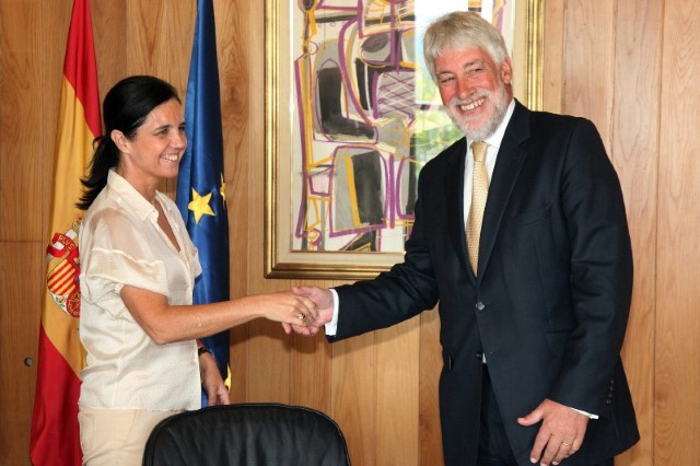 Pilar Rojo recibe no Parlamento ao embaixador británico en España
