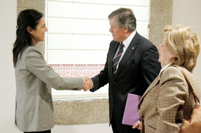 La presidenta del Parlamento de Galicia, Pilar Rojo, recibe al embajador de Uruguai en España, Carlos Pita.