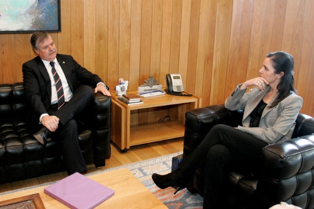 La presidenta del Parlamento de Galicia, Pilar Rojo, recibe al embajador de Uruguai en España, Carlos Pita.