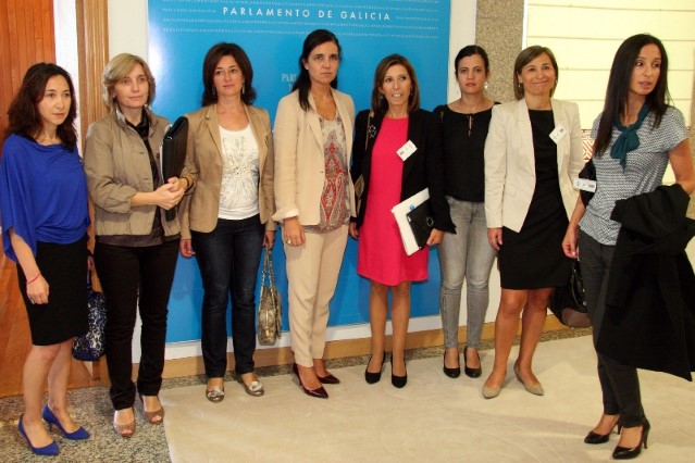 A presidenta do  Parlamento recibiu aos equipos directivos de Executivas de Galicia e da Asociación de Xóvenes Empresarios de Galicia