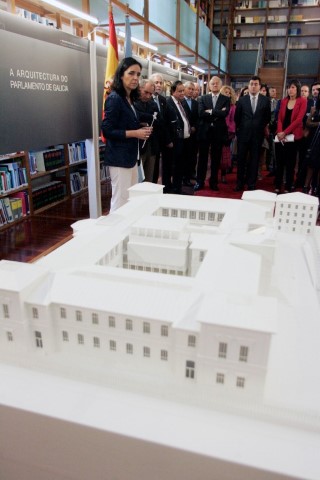 O Parlamento de Galicia abre ao público unha exposición sobre a arquitectura da súa sede