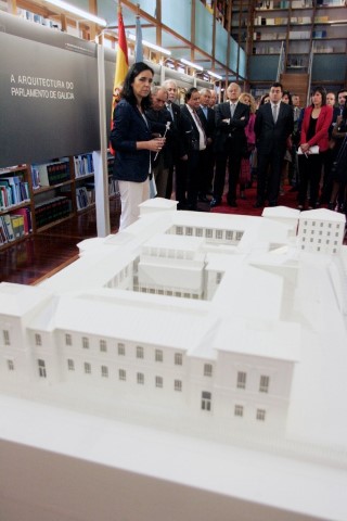 A presidenta do Parlamento de Galicia, Pilar Rojo, inaugura a exposición 'A Arquitectura do Parlamento de Galicia'