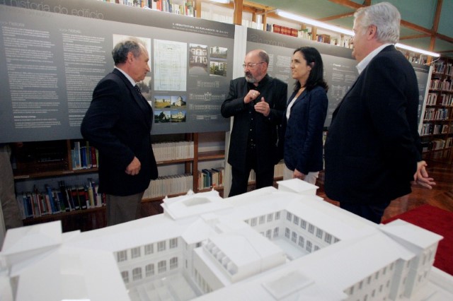 A presidenta do Parlamento de Galicia, Pilar Rojo, inaugura a exposición 'A Arquitectura do Parlamento de Galicia'.