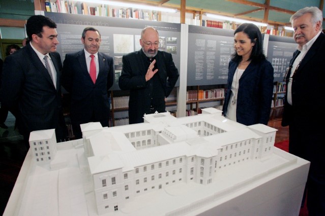 A presidenta do Parlamento de Galicia, Pilar Rojo, inaugura a exposición 'A Arquitectura do Parlamento de Galicia'.