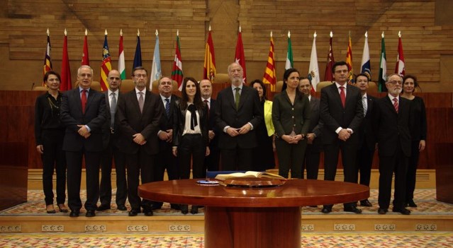 Foto de familia da sesión plenaria da COPREPA, na que participou a presidenta do Parlamento de Galicia, Pilar Rojo