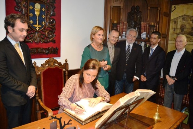 A presidenta do Parlamento de Galicia asinou no libro de ouro do Centro galego de Barcelona