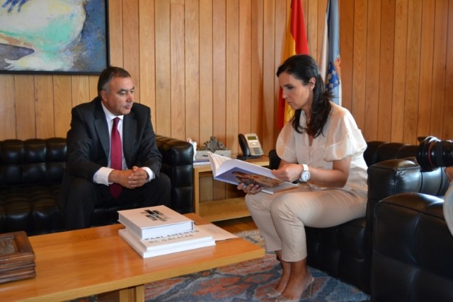 A presidenta do Parlamento, Pilar Rojo, recibiu este mediodía ao fiscal xeral de Galicia, Carlos Varela, que lle fixo entrega da Memoria 2010 da Fiscalía da Comunidade Autónoma