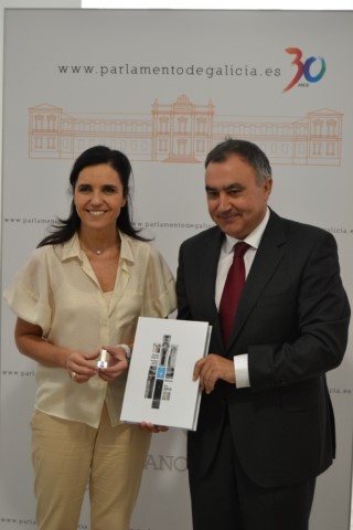 A presidenta do Parlamento, Pilar Rojo, recibiu este mediodía ao fiscal xeral de Galicia, Carlos Varela, que lle fixo entrega da Memoria 2010 da Fiscalía da Comunidade Autónoma