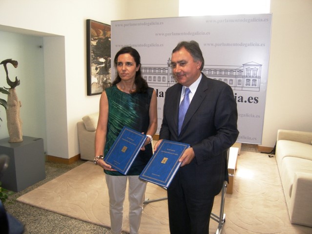 O fiscal superior de Galicia entrega á presidenta do Parlamento a memoria 2009 da Fiscalía
