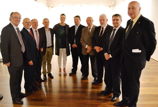 Exdeputados da I e II Lexislatura xunto coa presidenta do Parlamento e o reitor da Universidade de Santiago