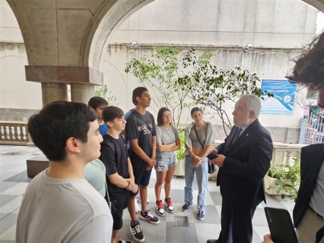 O presidente do Parlamento de Galicia visita o Instituto Santiago Apóstolo de Buenos Aires