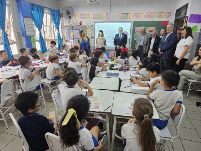 O presidente do Parlamento de Galicia visita o Instituto Santiago Apóstolo de Buenos Aires