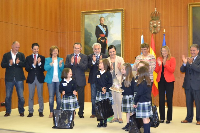 Gañadoras na modalidade "Imaxina a pintura", ao recibir o seu premio