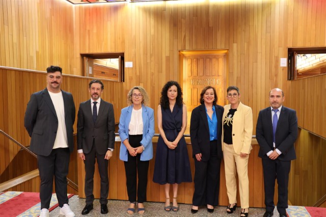 Pilar Rojo recibe no Parlamento a un grupo de veciños da Pobra do Caramiñal