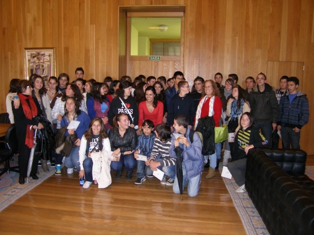 Medio cento de alumnos do IES Luis Seoane de Pontevedra visitan o Parlamento de Galicia