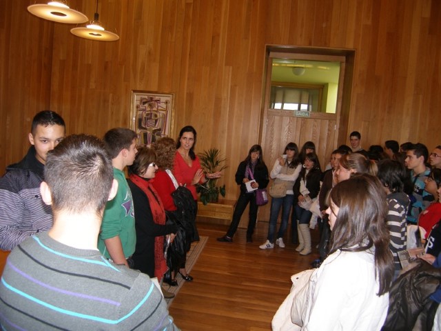 Medio cento de alumnos do IES Luis Seoane de Pontevedra visitan o Parlamento de Galicia