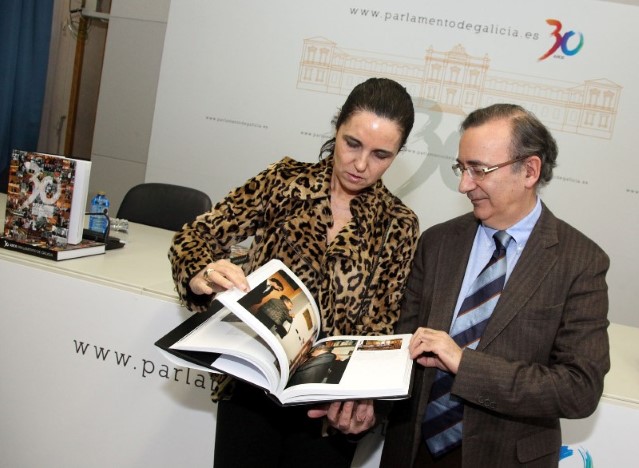 O Parlamento de Galicia edita un libro que recompila os 30 anos de historia da institución