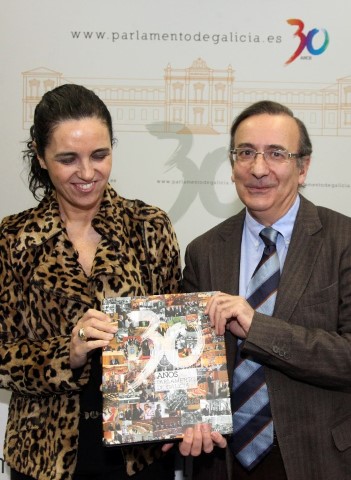 O Parlamento de Galicia edita un libro que recompila os 30 anos de historia da institución