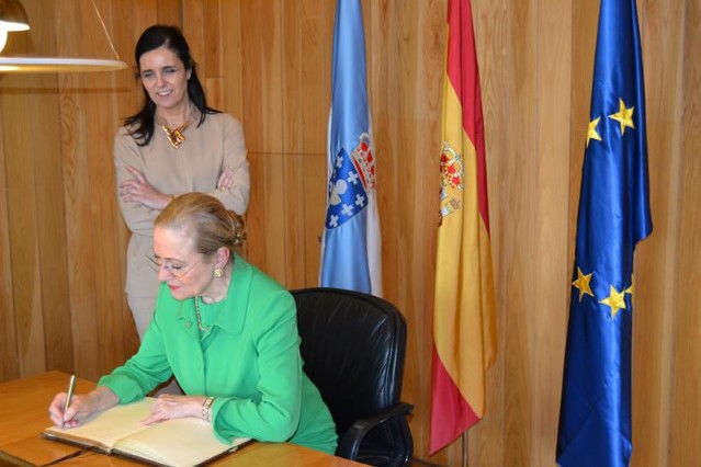 Benita Ferrero asina no libro de ouro do Parlamento de Galicia