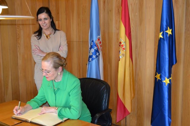 A ONCE entrega ao Parlamento de Galicia un exemplar do libro "Aniversarios de ilusión"