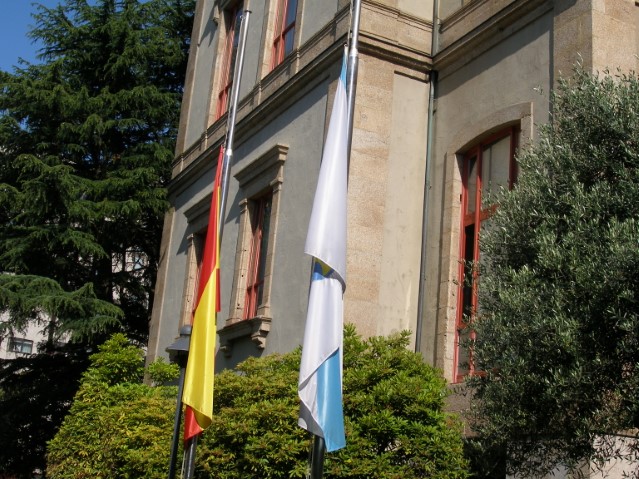 Bandeiras a media asta no Parlamento de Galicia en sinal de loito polos falecidos no tremor de Lorca