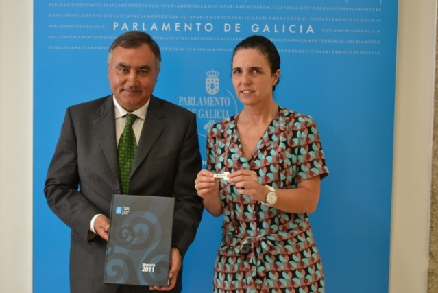 O fiscal superior de Galicia entrega á presidenta do Parlamento a Memoria de 2011 da Fiscalía 