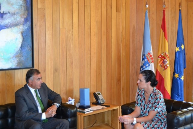 O fiscal superior de Galicia entrega á presidenta do Parlamento a Memoria de 2011 da Fiscalía 