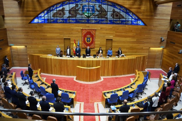 Minuto de silencio do Parlamento de Galicia en repulsa contra o caso de violencia machista do Porriño
